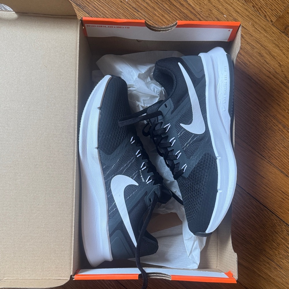 Nike Run Swift 3 women’s Black and White Athletic Sneakers NWT